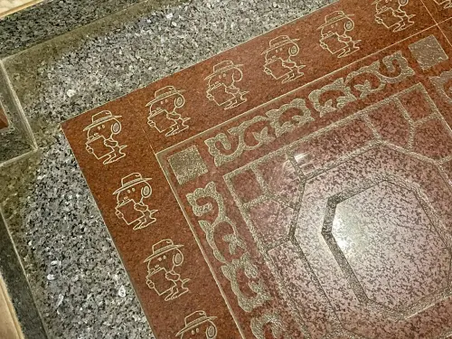 ▲宮廟人員透露，這些史努比是20幾年前建宮250週年時換上去的，當時現任松山慈祐宮董事長陳玉峰還是任職總幹事為了創新，突發奇想做了史努比圖案設計在地板上。（圖/記者張嘉哲攝）