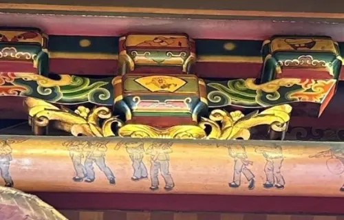 ▲彰化縣鹿港鎮老街的玉渠宮主祀「戲曲之神」田都元帥，近幾年廟方在整修時，廟內樑柱也有彩繪卡通人物海綿寶寶。（圖/Threads）