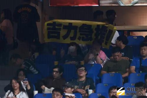 ▲味全龍吉力吉撈・鞏冠在「近身球爭議」後，首度交手富邦悍將，現場有邦迷製作「吉力急推」看板。（圖／記者葉政勳攝,2026.9.15）