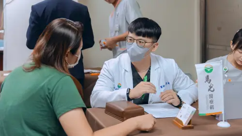 ▲馬光中醫師於現場提供一對一健康諮詢，陪伴參與者依自身狀況與專業醫師交流。 （圖／馬光中醫提供 ）