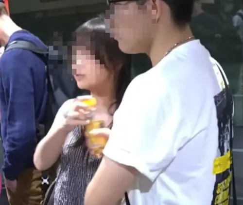 ▲據目擊民眾在網路上分享的影片顯示，這對帶有外地口音的情侶檔在大安站內違規飲用飲料被保全抓包後，雙方隨即爆發口角。（圖／Threads@yusing_lin）