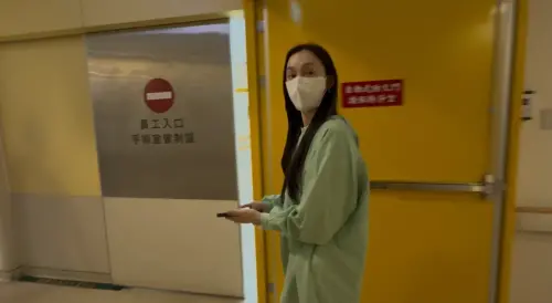 ▲范瑋琪當時離開加護病房還沒有脫掉隔離衣，此舉被罵翻。（圖／讀者提供）
