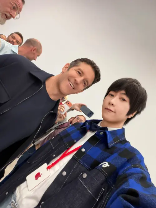▲阿信（右）透露五月天演唱會VR版，只要戴上Apple Vision Pro，觀眾就能獲得置身演唱會搖滾區的沈浸式感官體驗。（圖／相信音樂提供）