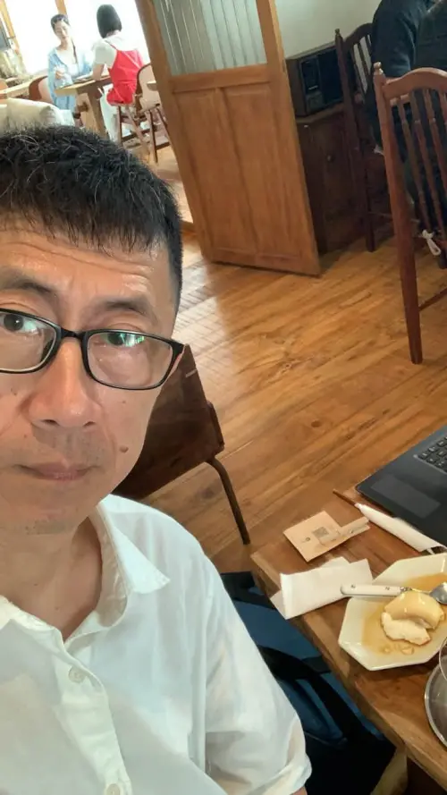 ▲李驥從淡出歌壇時的科技公司老闆、心理諮詢師等多元身分走過來，在60歲這一年選擇再度挑戰自己。（圖／李驥臉書）