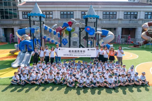 ▲葳格國際學校再度獲選為 Apple 傑出學校，師生開心合影。.（圖／葳格提供）