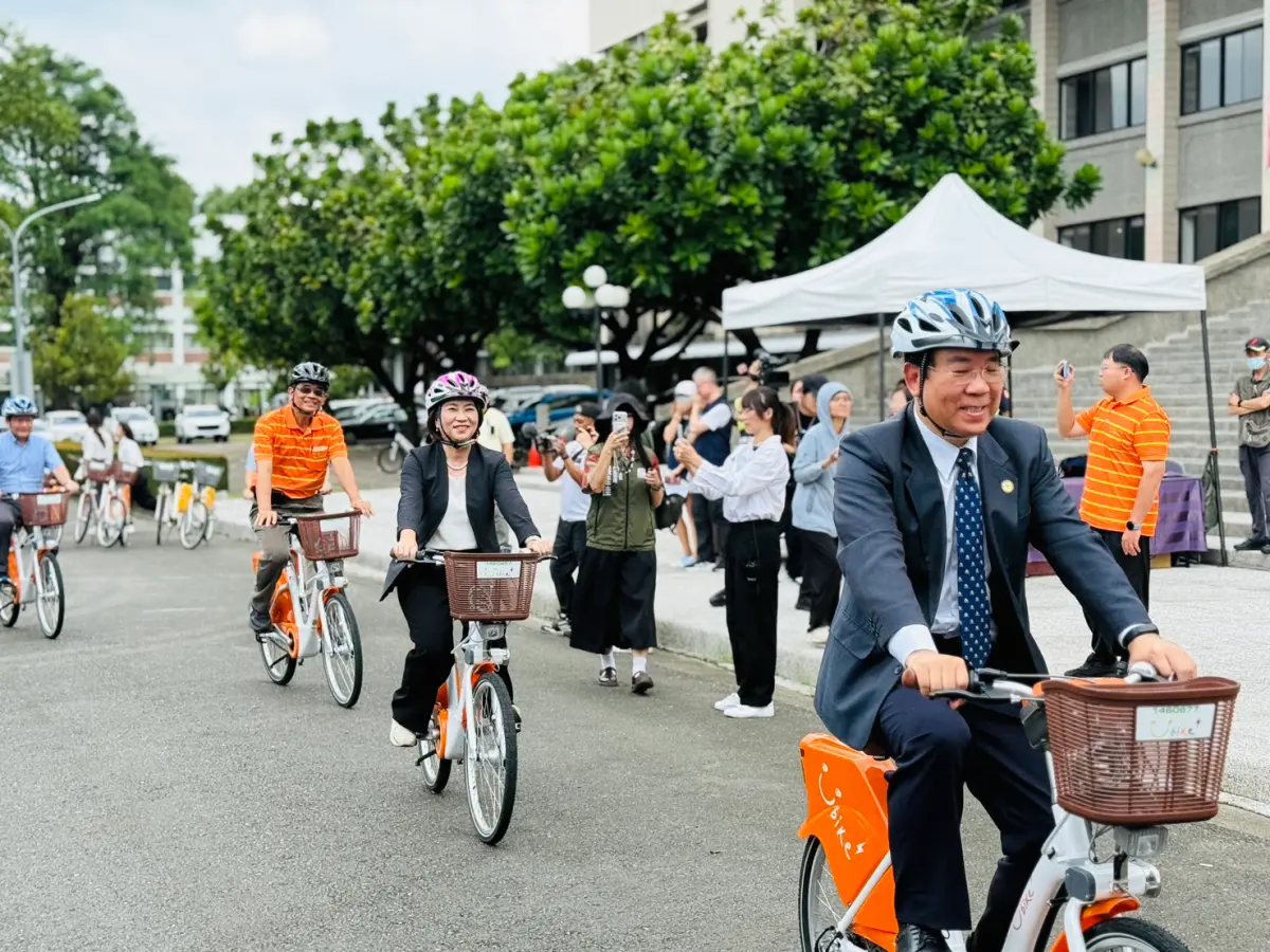 ▲縣長周春米與屏科大校長張金龍、微笑單車總經理何友仁等貴賓，共同啟動屏科大YouBike校園站點。（圖／屏東縣府）