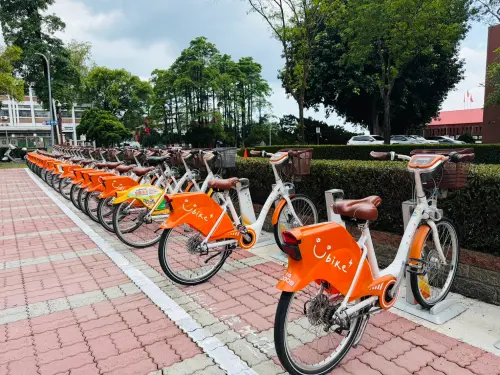 ▲屏科大校園內建置17處YouBike站點，串聯教學、行政、宿舍及實習等主要場域，便利師生短程移動。（圖／屏東縣府）