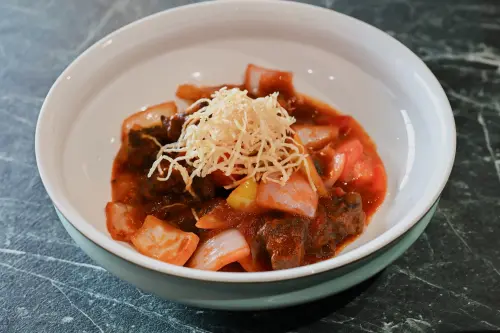 ▲「錦霞樓」的新菜色薑蜜台灣牛頰肉。（圖／阿霞飯店提供）