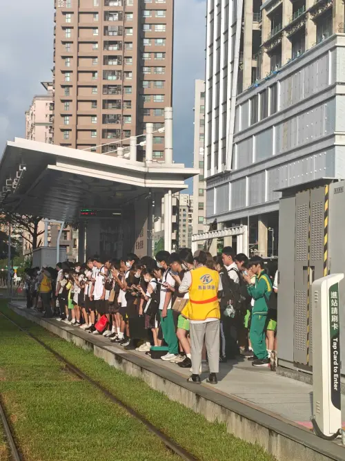 ▲C24愛河之心站 上午7時30分上學尖峰。（圖／高市府捷運局提供）