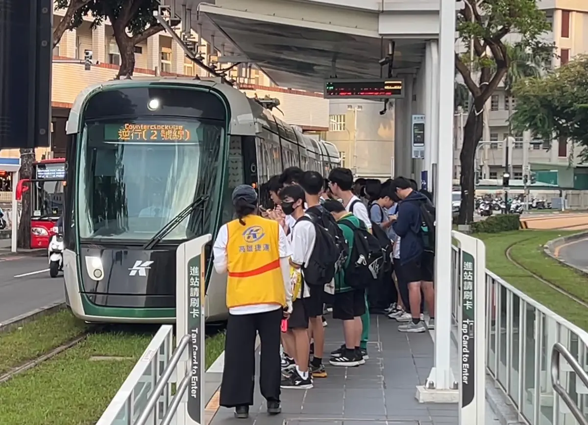 ▲C28高雄高工站，下午5:00放學尖峰。（圖／高市府捷運局提供）