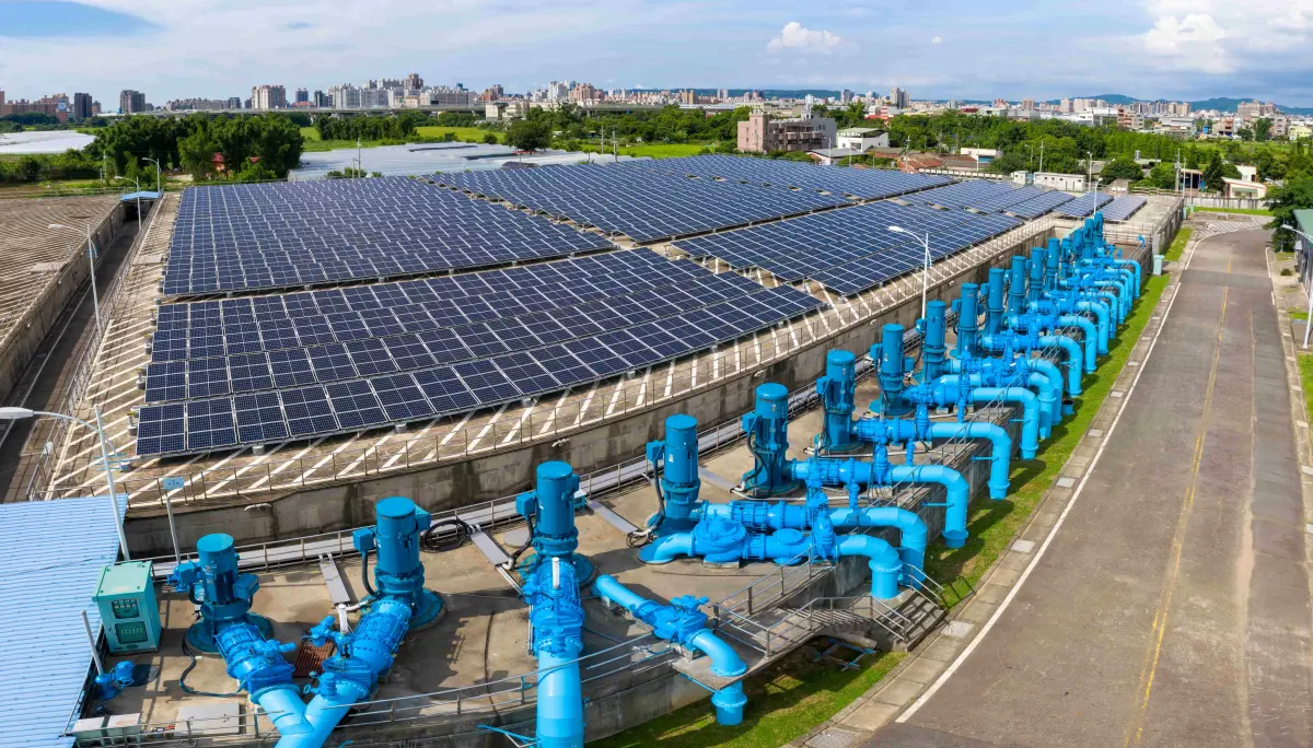 ▲台水公司截至115年6月底，已完成135處太陽光電設 施及3處小水力發電系統建置，可供應約2.4萬家戶庭全年用電需求。（圖／台水提供）