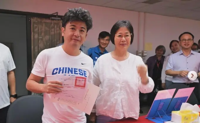 ▲謝典霖與母親前立委鄭汝芬等人出席6月在彰化縣議會舉辦的餐會，遭質疑有賄選之嫌，圖為鄭汝芬陪謝典霖辦理參選登記。（圖／翻攝謝典霖IG，2026.09.16）