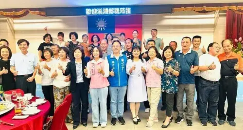 ▲謝典霖與母親前立委鄭汝芬（前排左一白上衣）等人出席6月在彰化縣議會舉辦的餐會，遭質疑有賄選之嫌。（圖／翻攝畫面）