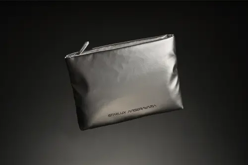 ▲機上主題備品延續空山基經典的金、銀金屬色系，包括豪華經濟艙、經濟艙提供限定過夜包。（圖／星宇航空提供）