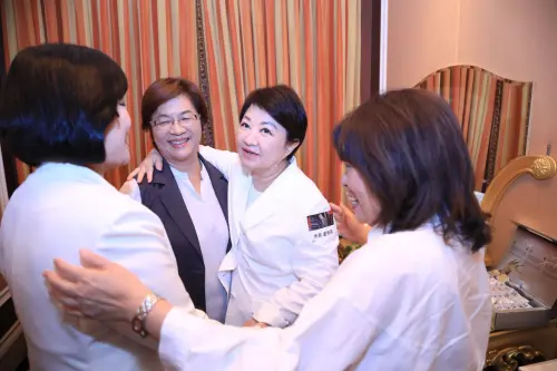獨／公然咬耳朵、相偕離場！盧秀燕親曝與王惠美密談「都在聊她」