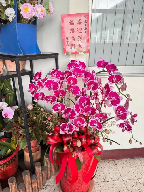 ▲盧秀燕送的祝賀花籃，就擺在王惠美辦公室裡。（圖／讀者提供，2026.09.16）