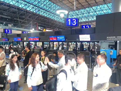 ▲亞運中華隊代表團成員集合後，最後與長官、團隊擊掌，隨後通關出征名古屋，參加19日展開的開幕儀式。（圖／記者林子翔攝）
