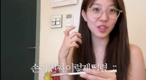 ▲多惠透露接到電話的當下，嚇到手狂發抖。（圖／翻攝自다혜가다했다DAHYE YT）