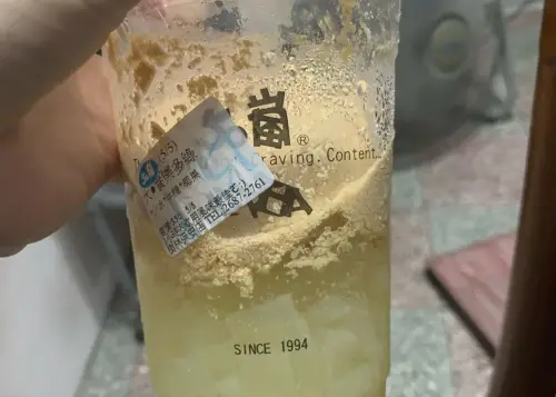 ▲50嵐店員解釋，多多的分子加上綠茶、椰果，會讓空隙變大，進一步讓沉澱速度加快，賣相看起來更糟。（圖／翻攝Dcard）