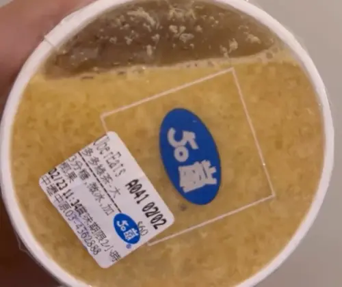 ▲有民眾到50嵐點「多多綠加椰果」客製化飲品，卻被店員警告與勸阻。（圖／翻攝Threads）
