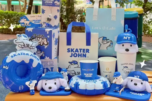 全家喝咖啡送「滑板小狗周邊」！SKATER JOHN杯塞、泳圈杯套怎拿