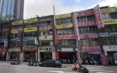 ▲八德路三段危老基地拆除前舊街景，一樓原南川麵館已搬遷，二至四樓仍有住戶居住。（圖／翻攝自 Google Maps）