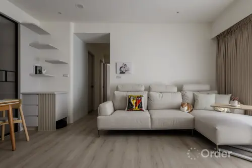 ▲新家全室鋪設 Order floor 超耐磨木地板，耐磨防水無毒低甲醛，讓大人毛孩盡情玩耍超安心。（圖／品牌提供）
