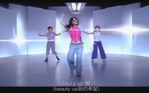 ▲S.H.E在〈Beauty Up My Life〉的MV中大展舞蹈實力，被粉絲大讚超會扭。左起：Ella、Hebe、Selina。（圖／翻攝自華研國際YT）