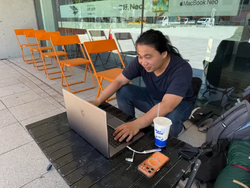 ▲黃先生排隊裝備相當齊全，除了帳篷、桌椅，也帶著筆電到現場，等待首賣期間仍可遠端學習與工作。（圖／民眾提供）