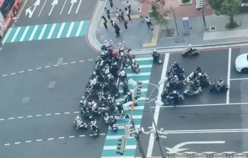 ▲近30輛機車進行兩段式左轉，根本轉不進後方的機車停等區，有9輛還壓在斑馬線上。（圖／江和樹提供，2026.09.17）