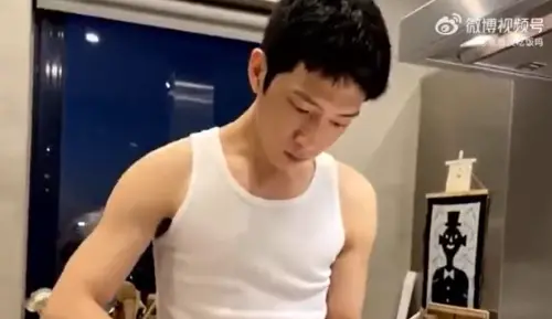 人夫感爆棚！井柏然親下廚為女友劉雯做甜點　穿白背心大秀手臂肌