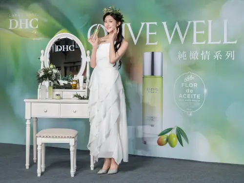 ▲DHC品牌代言人林逸欣分享 OLIVE WELL 系列主打新品「純橄情鑽石精華露」，展現自然透亮、由內而外綻放光采的好膚況。(圖 / 業者提供)