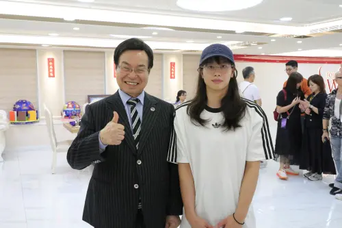 ▲亞運游泳女將劉姵吟(右)出發前特地向八馬國際董事長王文欽致謝。（圖／八馬提供）