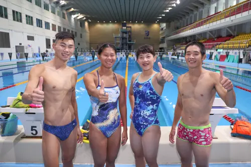 ▲江典祐(右起)、張綺文、潘昱婷和潘子易參加鐵人三項混合接力。（圖／Saucony提供）