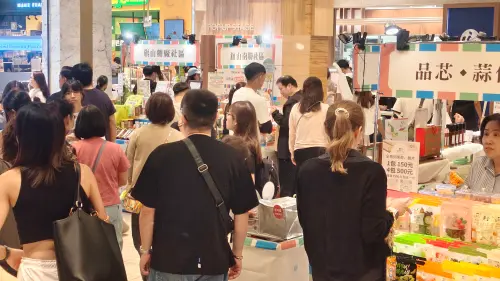 ▲2026高雄農漁好市集展售現場湧入逛街人潮，各式高雄農村特色商品吸引民眾駐足選購。（圖／記者陳美嘉翻攝）