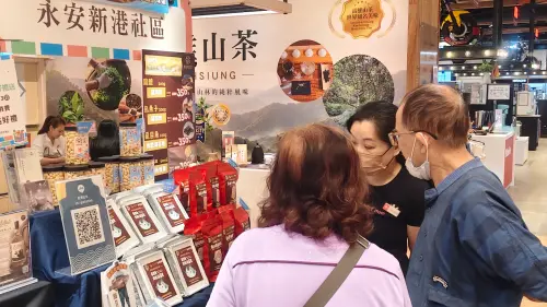 ▲高雄農村好物從山區、平原到沿海一次齊聚，涵蓋特色農產、農產加工品及漁產等多元品項，吸引民眾駐足選購。（圖／記者陳美嘉翻攝）