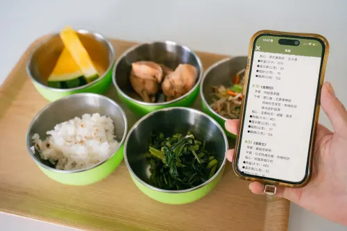 ▲幼兒園每日餐點包含主食、主菜、蔬菜與水果(圖／幼兒園提供）
