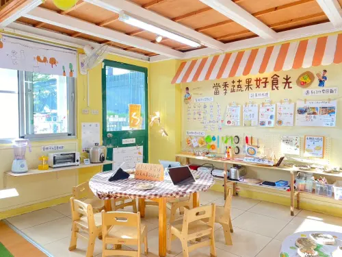 ▲四季藝術幼兒園教室設置「當季蔬果好食光」學習區，牆面展示孩子的食物探究紀錄。（圖／幼兒園提供）