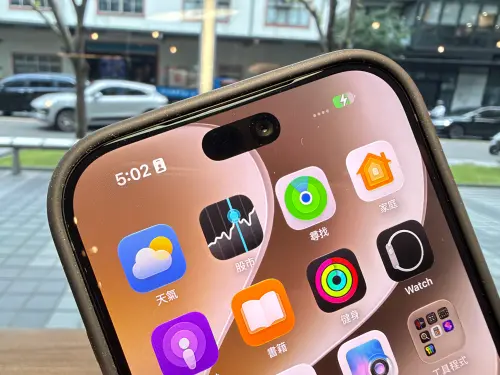 ▲iPhone 18 Pro 動態島縮小，視覺效果更好。（圖／記者周淑萍攝）