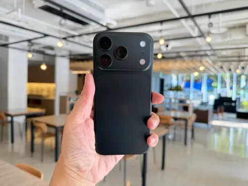 ▲iPhone 18 Pro實際握持手感與上一代相近，官方規格顯示機身尺寸完全相同，重量則增加7公克。（圖／記者周淑萍攝）