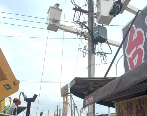 ▲台電鳳山區營業處期透過配電設備汰換、線路自動化精進及擴大樹竹修剪等措施，除積極降低事故發生機率，一旦發生事故停電，也力求縮小停電範圍及縮短復電時間。(圖／台電公司鳳山區營業處提供)