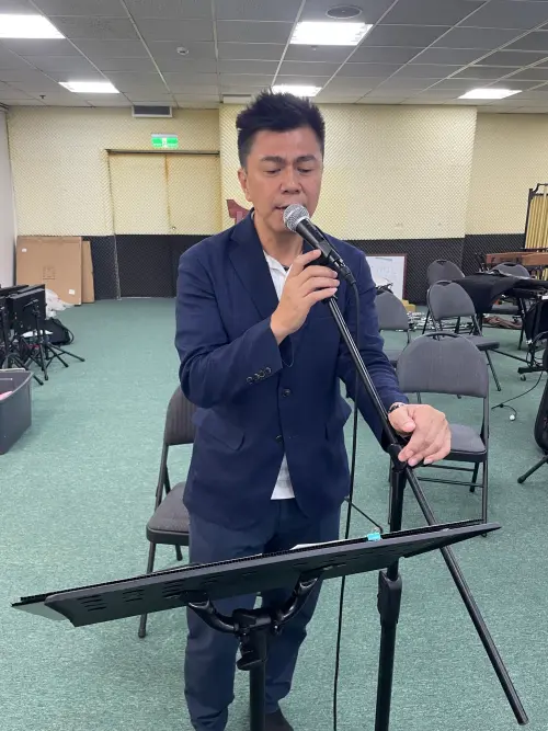 ▲ 黃文志近日與樂團一同練習，準備上台高歌、與鄉親同樂。（圖／高雄左楠區市議員黃文志提供）