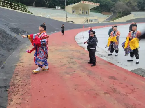 道士都出動了！上億整修自由車場又龜裂　律師揶揄：一定不是弊案
