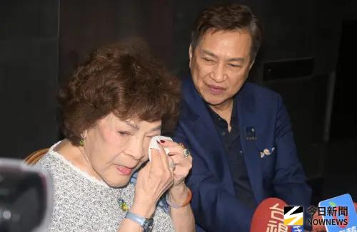 周遊痛失好友淚崩　乾兒子遭傳劈腿許藍方回應：本來就不熟