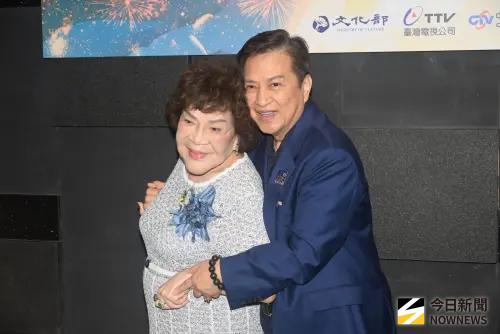 ▲周遊（左）感嘆歲月不饒人，卻也展現堅韌意志，大喊：「我要活到一百歲，希望大家都要繼續陪著我！」（圖／記者林調遜攝影）