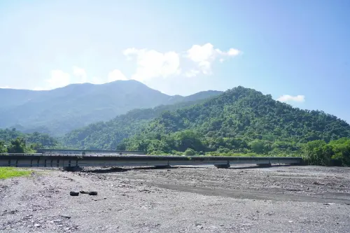 ▲口社大橋改建後橋面拓寬至12公尺，橋墩由5跨減為4跨，增加河道通洪空間。（圖／屏東縣府提供）
