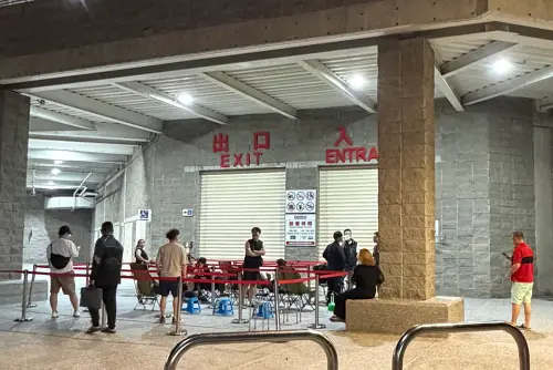 ▲從昨晚開始，好市多賣場門口已出現夜排人潮。（圖／翻攝Threads）