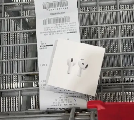 ▲不少人昨天晚上下班殺到好市多去買降價出清的AirPods 4。（圖/Threads）