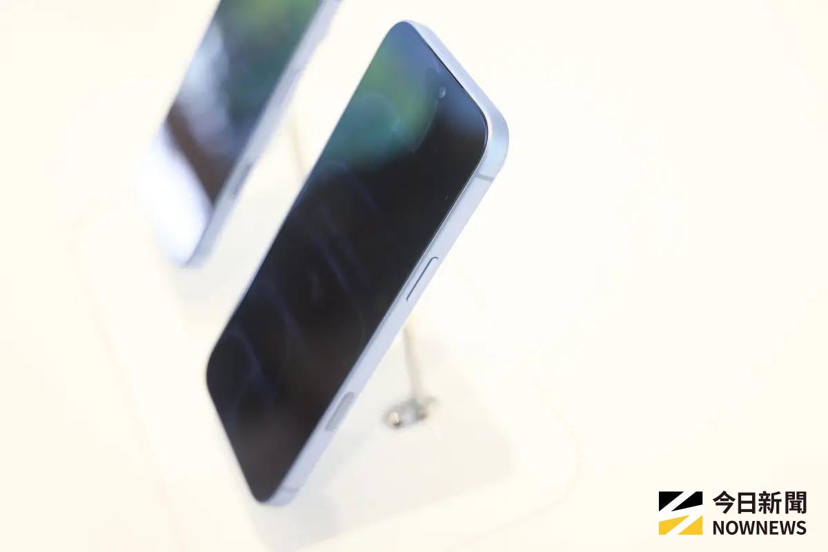 ▲ 蘋果手機iphone18 pro正式開賣，各大電信業業者也推出不同資費搶客，消費者究竟要買空機還是綁合約，達人教成本計算方式，並給出3大準則。（圖／記者葉政勳攝)