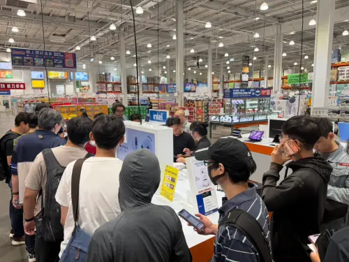 ▲好市多內湖店8時33分開放入場，5分鐘過後iPhone 18 Pro 256GB冰川藍就已經完售，隨後不到20分鐘幾乎全部機型都完售。（圖/記者黃韻文攝）